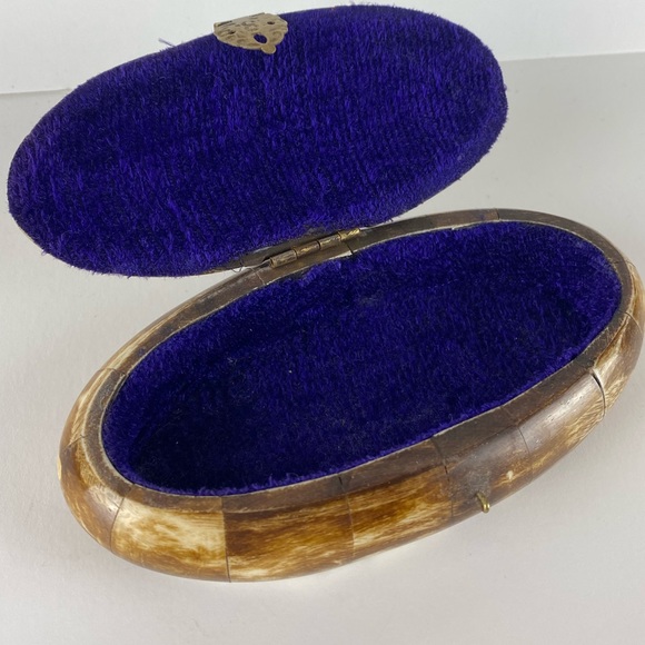 Over Wood box with Brass and velvet inlay - Picture 2 of 8